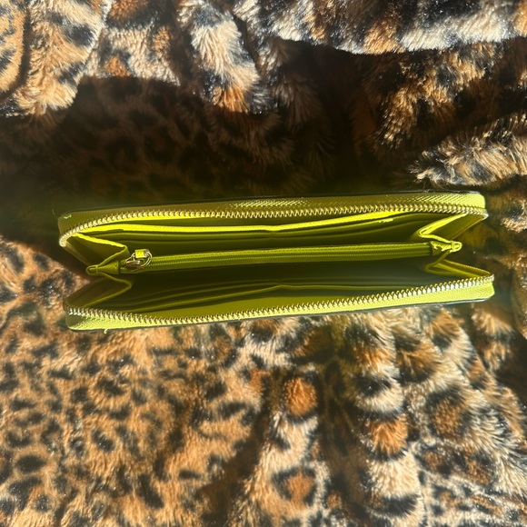 Micheal kors Lime green zippy. - Picture 3 of 8